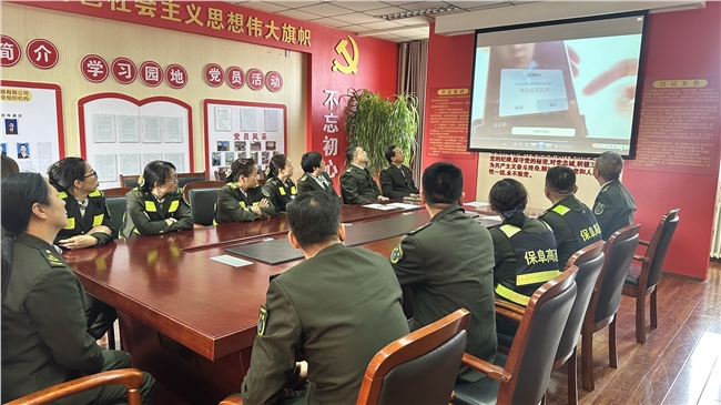 保定西收费站集中观看宣传片.JPG 保定西收费站集中观看宣传片.JPG