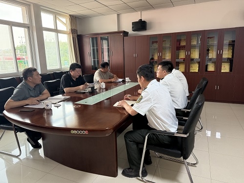 职工谈话.jpg 职工谈话.jpg